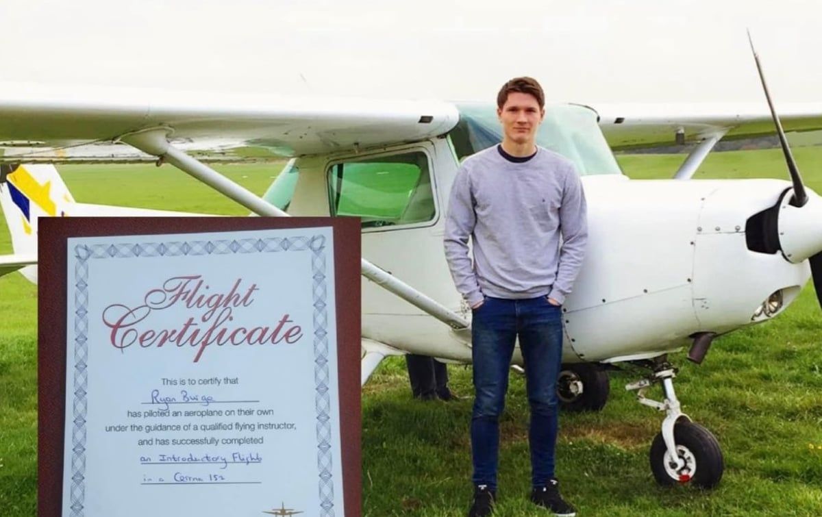 لاعب يحلق بطائرة فوق ملعب فريقه السابق ساخرًا من هبوطه