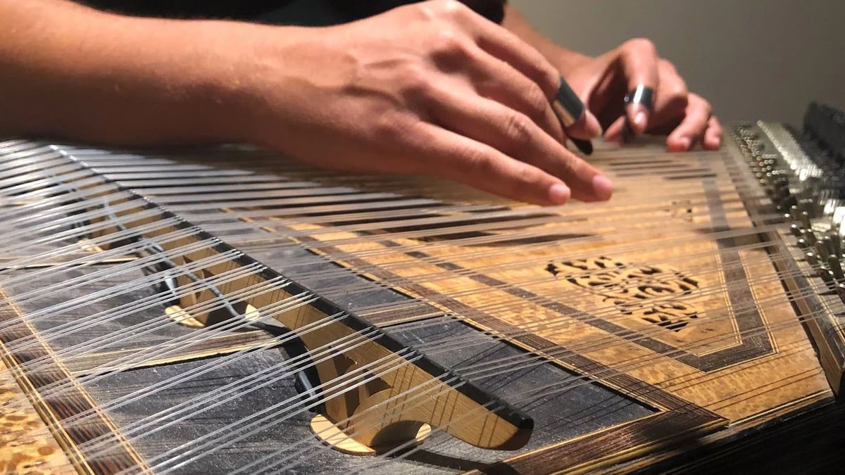 سعودي ويابانية يخطفان الأضواء في مزج فريد للموسيقى (فيديو)