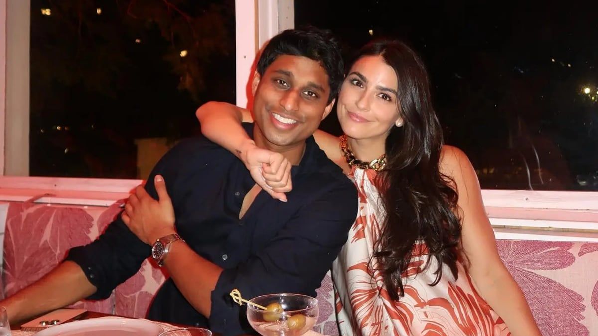 الملياردير الأمريكي وزوجته يعلقان على زفافهما الأسطوري أمام الأهرامات