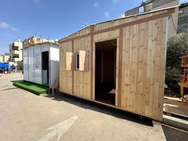 فلسطيني يصمم منازل خشبية متنقلة لإيواء النازحين في قطاع غزة (صور)