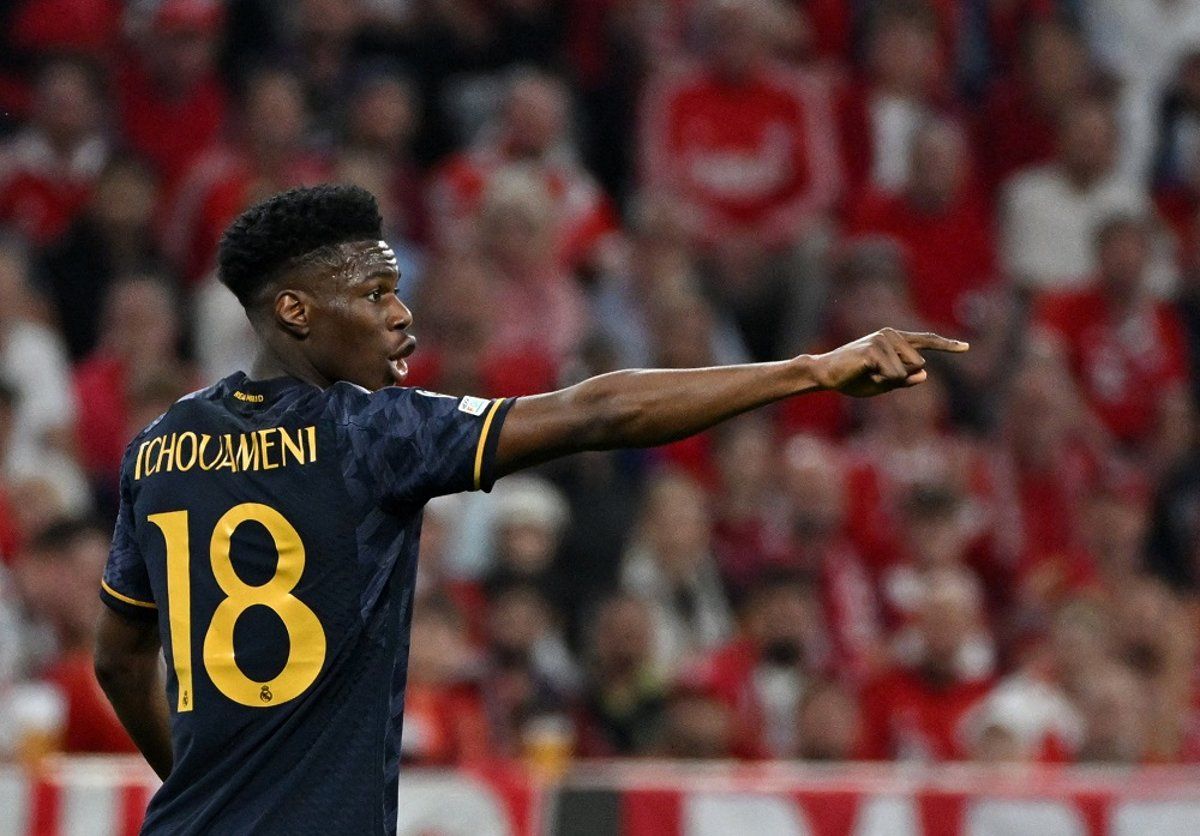 نجم ريال مدريد يفاجئ مذيعة شهيرة على الهواء (فيديو)