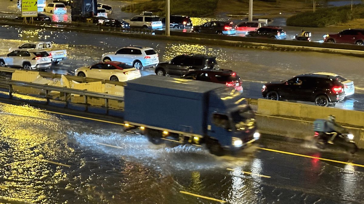 بسبب الحالة الجوية.. تأهب في الإمارات وتفعيل للعمل والدراسة عن بعد