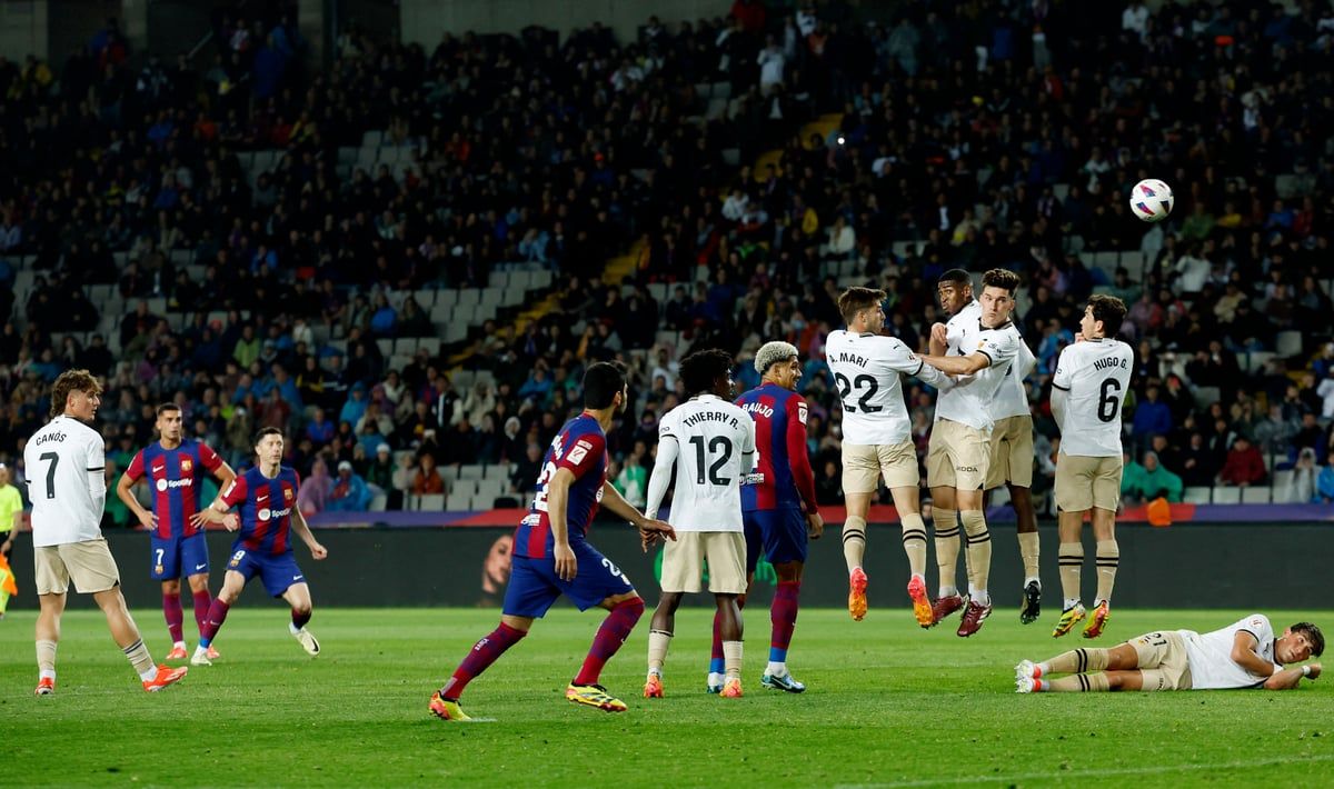 ليفاندوفسكي يفجر غضب زميله في برشلونة