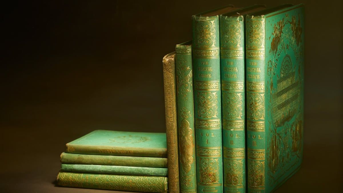 اكتشاف صادم.. العثور على 200 كتاب بأغلفة "سامة"