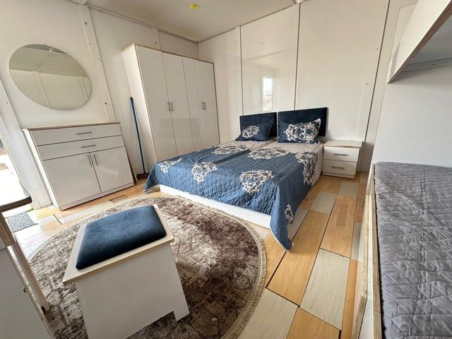 فلسطيني يصمم منازل خشبية متنقلة لإيواء النازحين في قطاع غزة (صور)