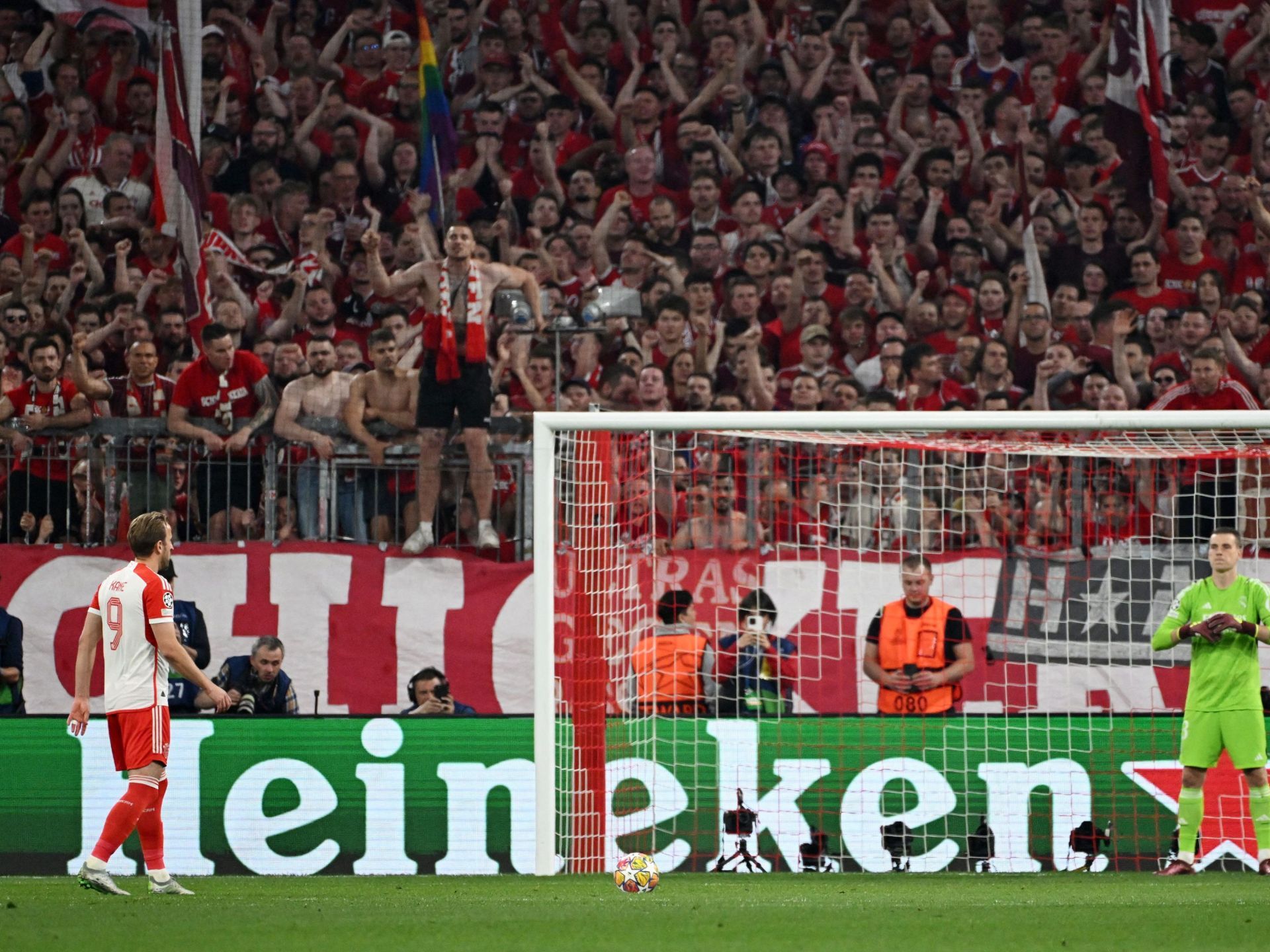 شاهد.. بيلينغهام لاعب ريال مدريد حاول تشتيت كين هداف بايرن ميونخ قبل تنفيذه ركلة الجزاء - موقع الخليج الان