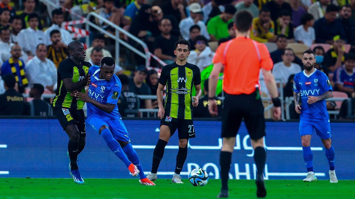 مشادة بين سمير عثمان والزلال بسبب هدف حمد الله الملغى في الهلال (فيديو)