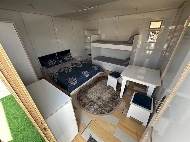 فلسطيني يصمم منازل خشبية متنقلة لإيواء النازحين في قطاع غزة (صور)