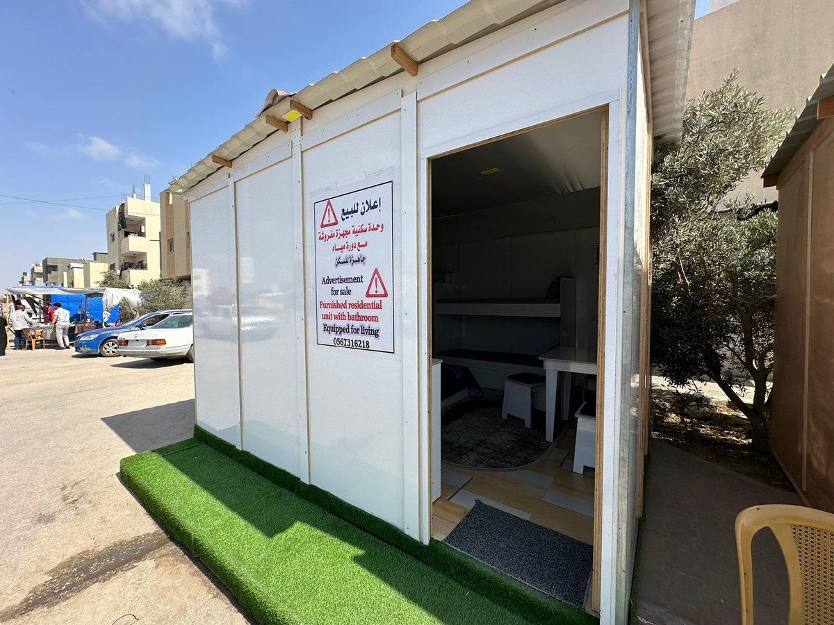 فلسطيني يصمم منازل خشبية متنقلة لإيواء النازحين في قطاع غزة (صور)