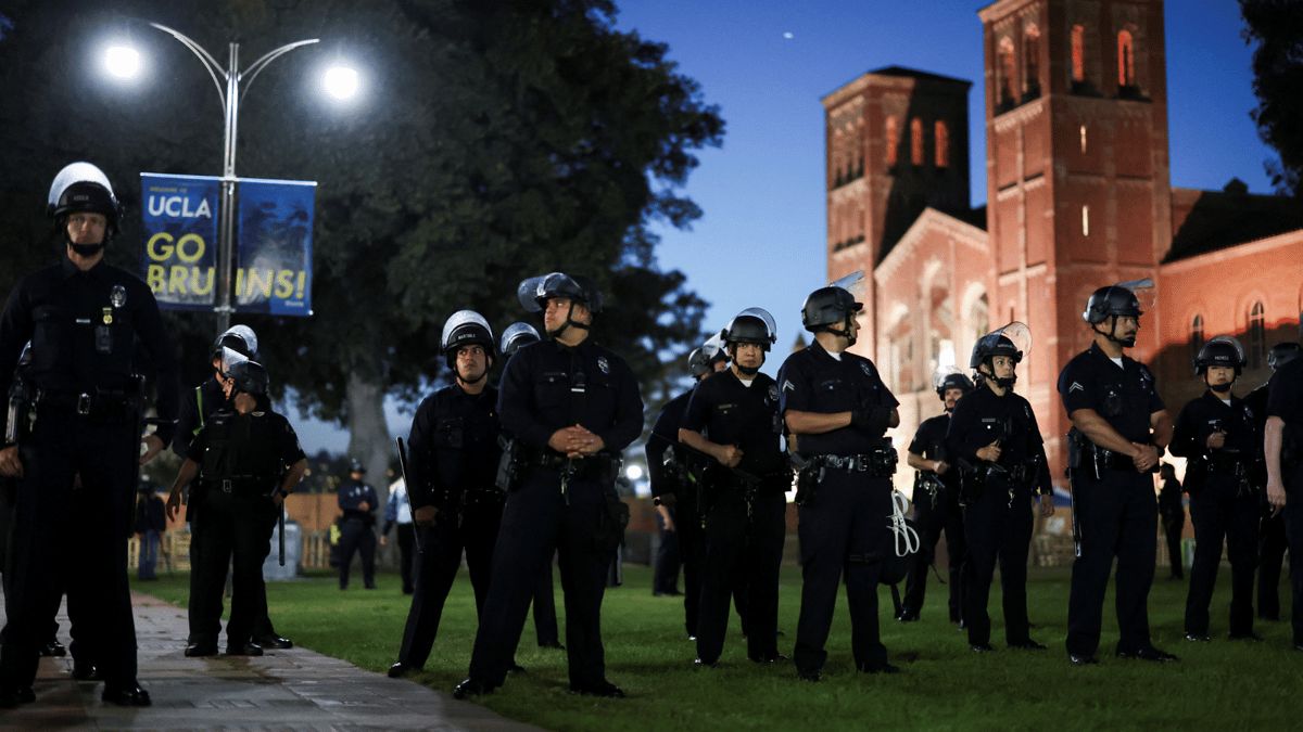 الشرطة تحتشد لإخلاء مخيم احتجاج مؤيد للفلسطينيين في جامعة كاليفورنيا
