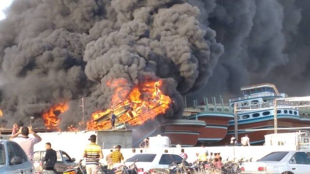 مصرع 3 أشخاص جراء حريق نشب بقارب تجاري في إيران (صور)