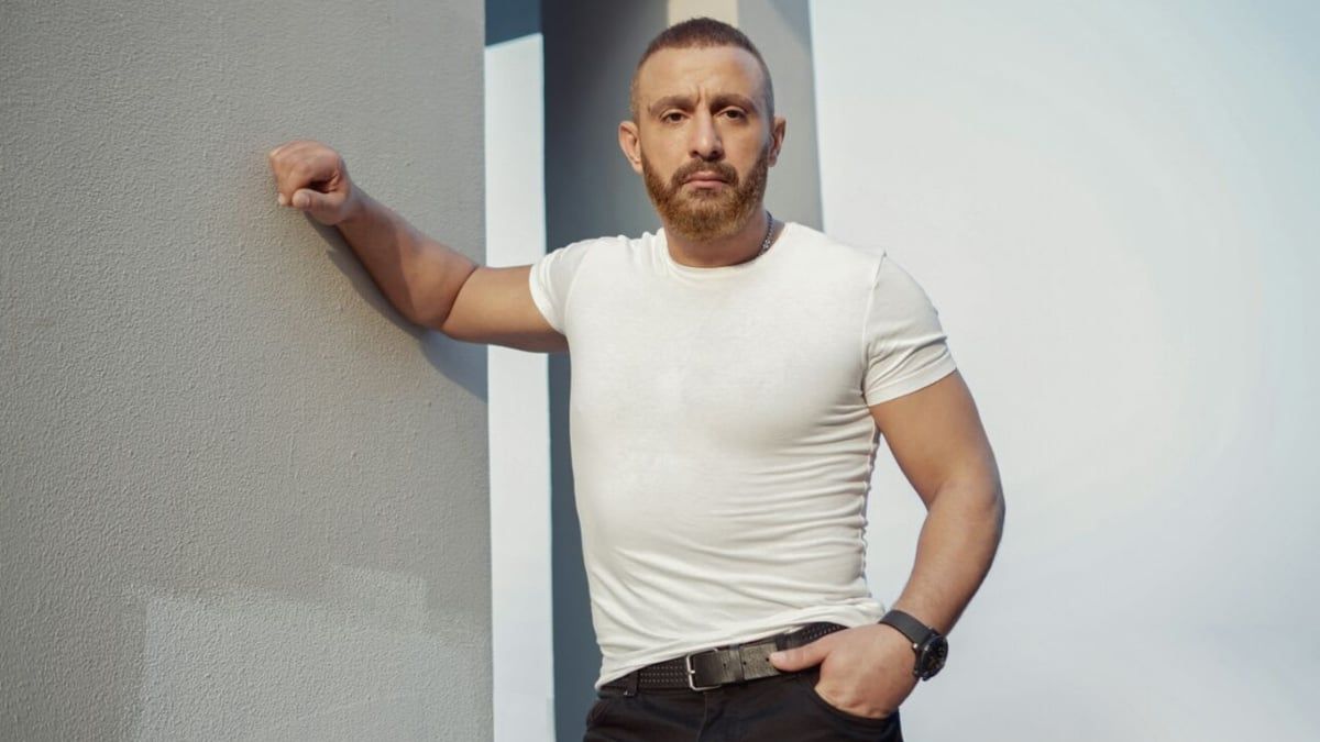 مشهدان كادا يوديان بحياة أحمد السقا في كواليس "السرب"