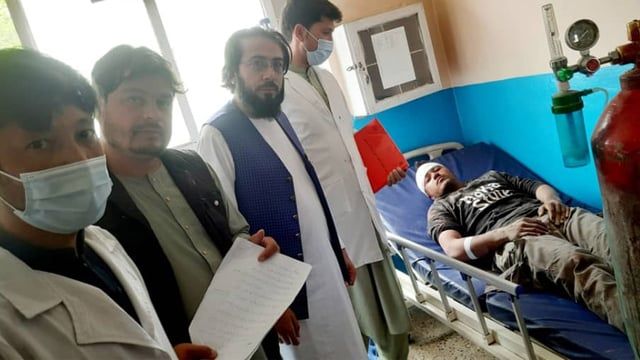 وفاة 5 أشخاص وإصابة 21 آخرين إثر حادث سير "مروع" في أفغانستان (صور)