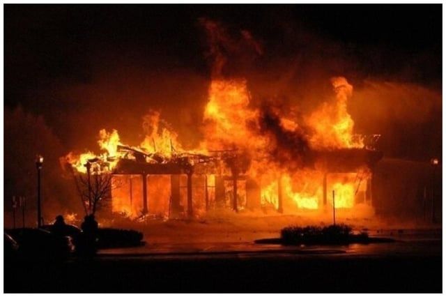 حريق مروع في قرية سياحية شمالي إيران (صور وفيديو)