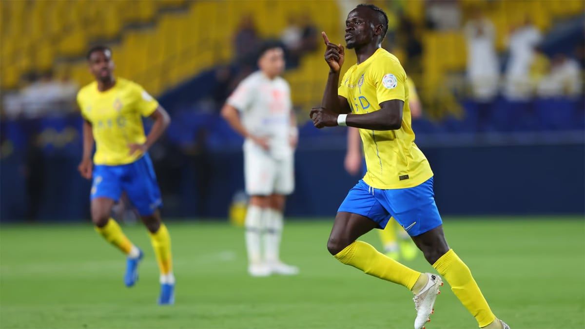 غاضب للغاية.. إشارة مثيرة من ماني لجمهور النصر السعودي (فيديو)