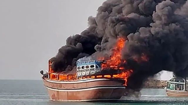 مصرع 3 أشخاص جراء حريق نشب بقارب تجاري في إيران (صور)