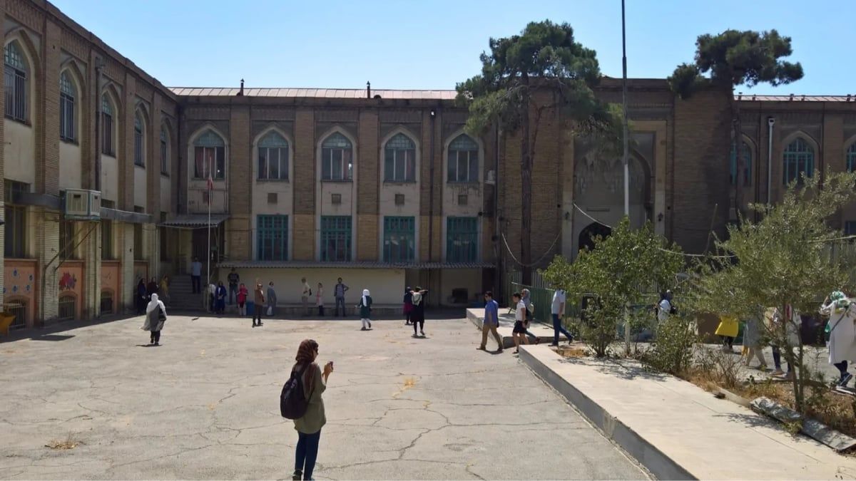 وفاة أقدم معلم في إيران