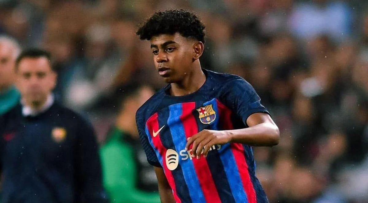 يامال يظهر بملابس مكتوب عليها بالعربية (صورة)