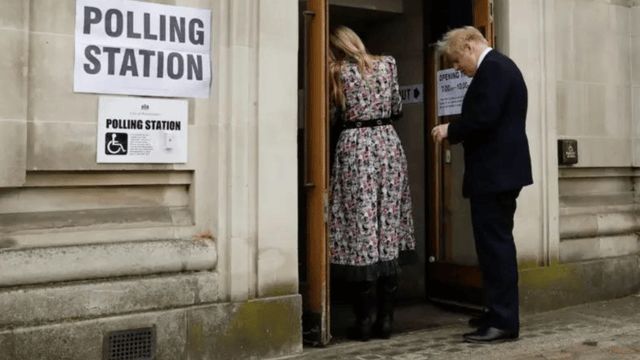 منع بوريس جونسون من الاقتراع بسبب هويته