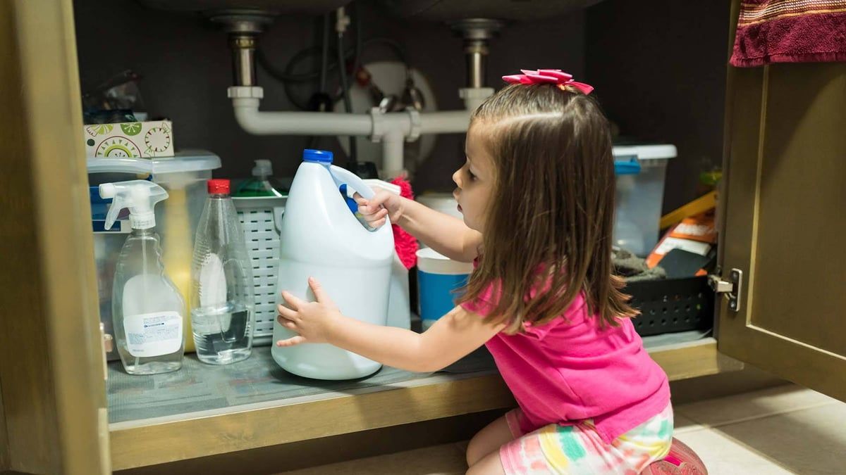 بينها المنظفات واللدغات.. تقرير يكشف أبرز مسبّبات تسمم الأطفال