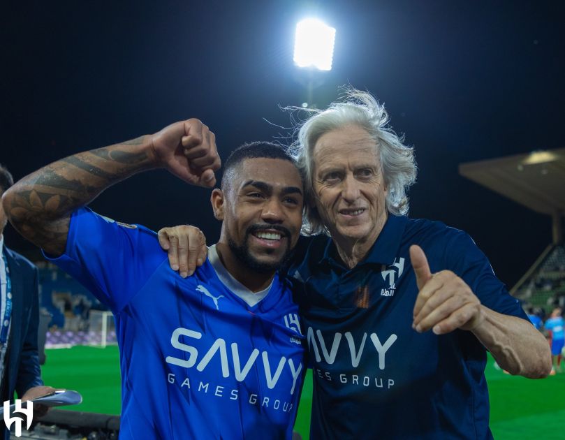 الهلال على بعد 4 نقاط من اللقب..ومدربه يتراجع عن تصريحاته