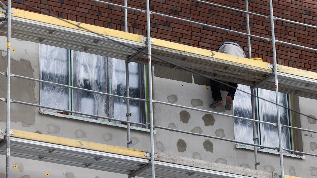 آثار أيدي أطفال على "القرميد" في بريطانيا تثير جدلا