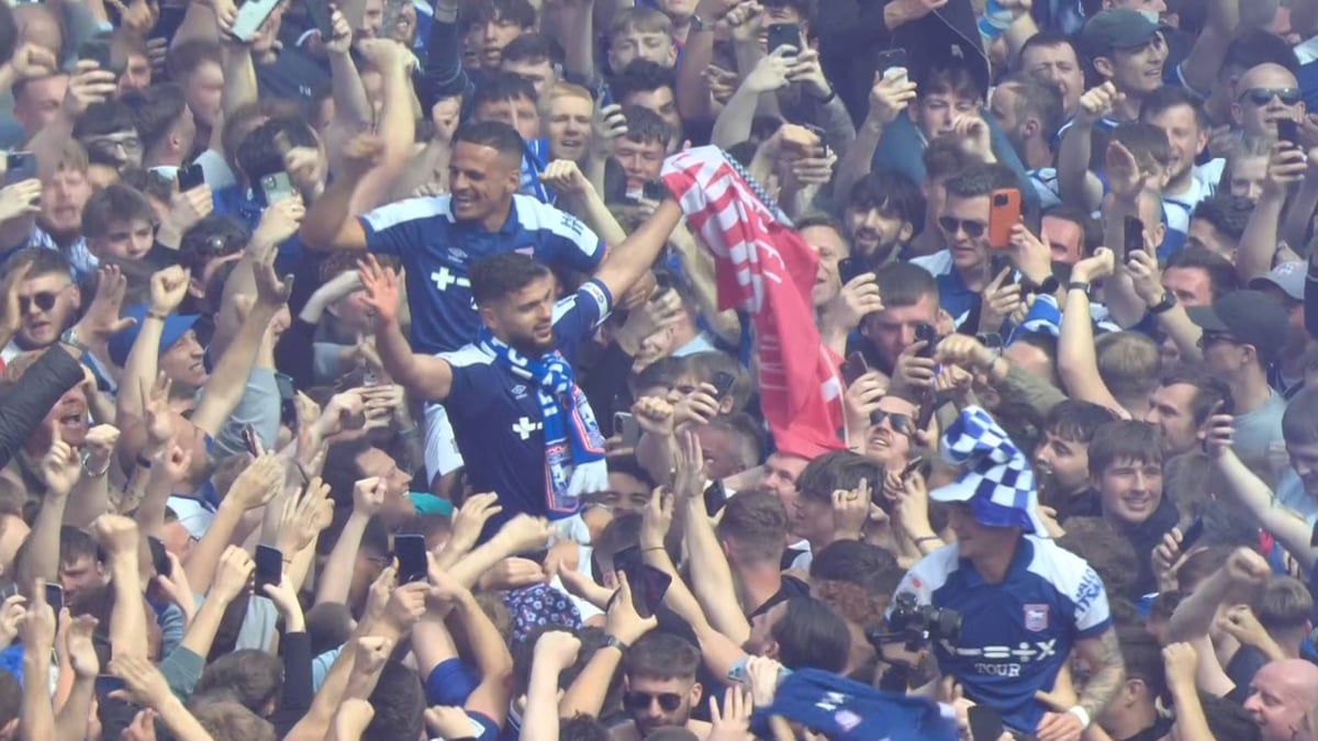 عراقي ومصري يتأهلان رسميًا إلى الدوري الإنجليزي الممتاز