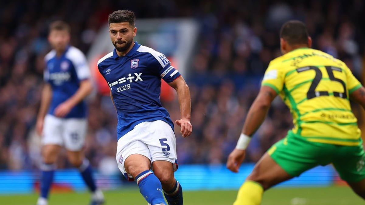 مصري ينافس محمد صلاح في الدوري الإنجليزي الموسم القادم.. من هو؟