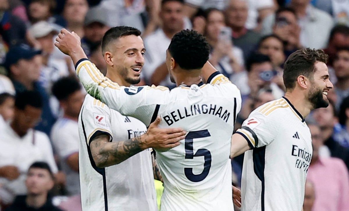 احتفال لاعبي ريال مدريد بلقب الدوري في سان تياغو بيرنابيو (فيديو)