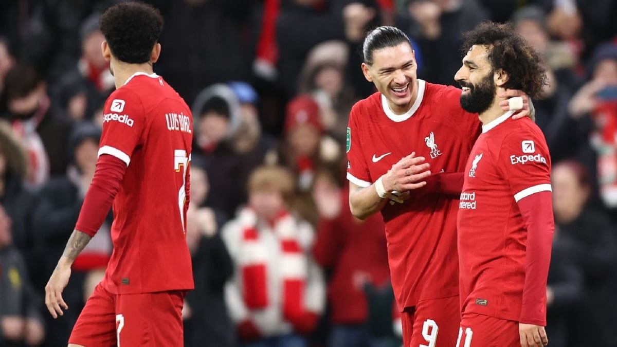 برشلونة يستهدف نجم ليفربول لإنقاذ خط الهجوم