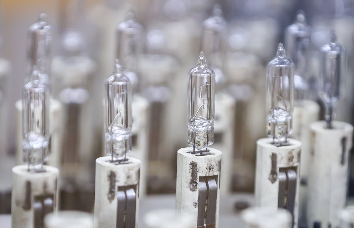 عن طريق الخطأ.. طفل يبتلع مصباحًا كهربائيًّا