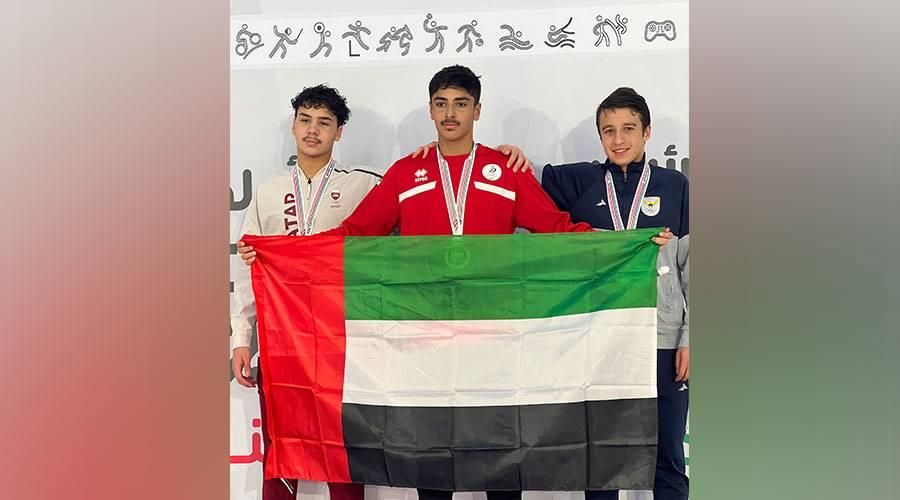 سباح الحمرية سعيد برفع علم الإمارات في «خليجية الشباب»