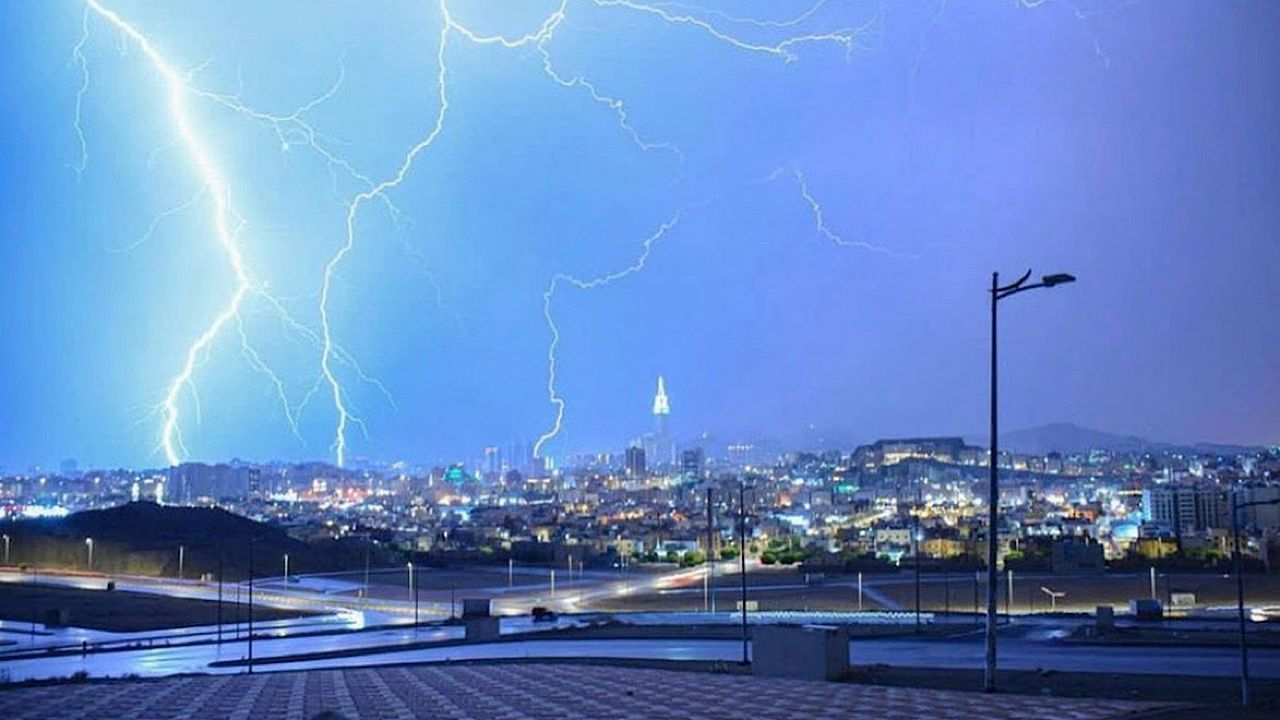 تقلبات جوية وبرق يضيء سماء المجمعة وثادق تشهد جريان السيول - موقع الخليج الان