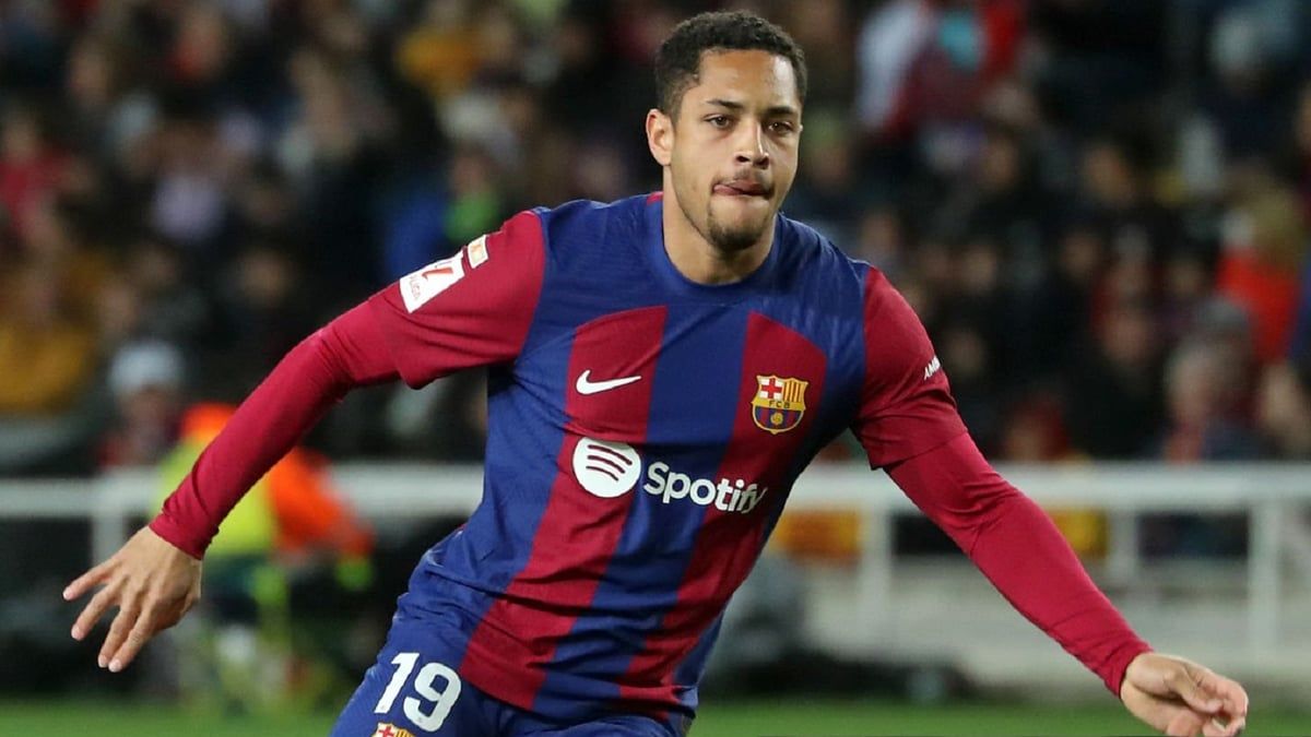 وكيل فيتور روكي يهاجم تشافي ويهدد برشلونة