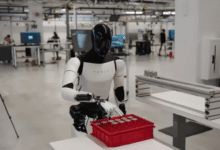 تسلا تعرض روبوت أوبتيموس أثناء فرز خلايا البطارية - موقع الخليج الان