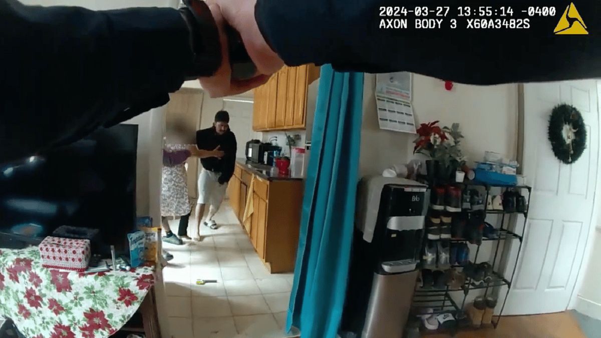 اتصَلَ بـ(911) طلبًا للمساعدة.. فأرداه شرطيّان قتيلًا (فيديو)