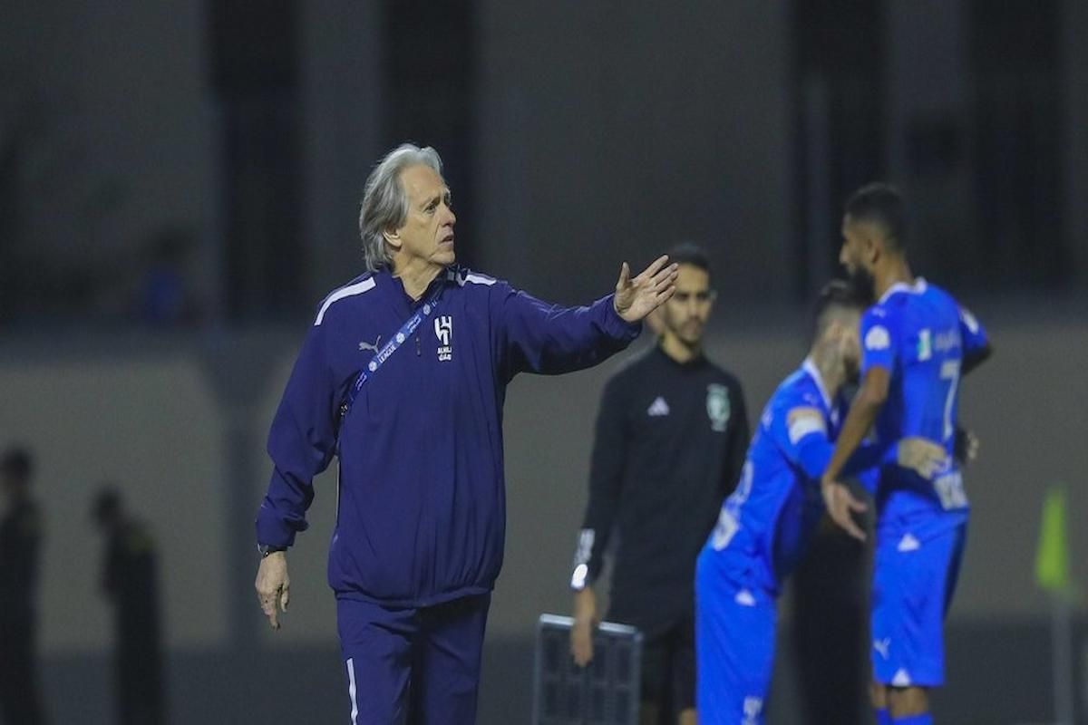 مستعدون للقاء العالمي!! خيسوس يهدي لاعبيه هدية الفوز على الأهلي وقبل نهائي الكأس - موقع الخليج الان