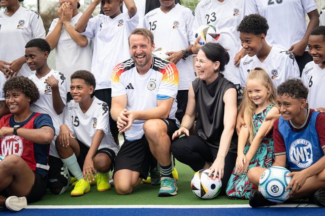 وزيرة الخارجية الألمانية تهدر ركلة جزاء أمام فيجي (صور)