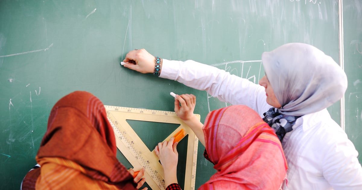 قصيدة طريفة لمعلمة كويتية تضعها في قائمة المشاهير (فيديو)