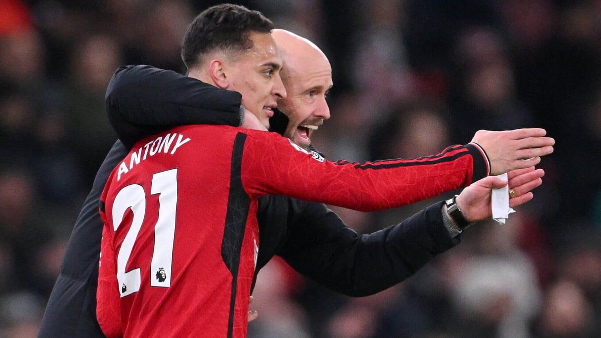 زميل وشى به.. مهاجم مانشستر يونايتد يتورط في إهانة تين هاغ