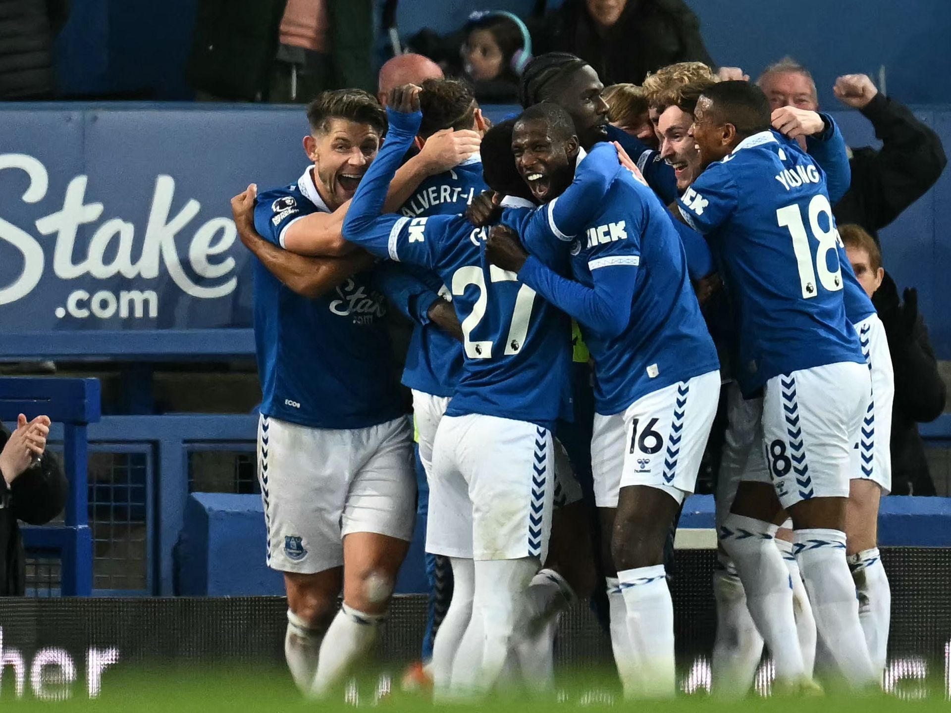 جماهير إيفرتون تصف صفقة بيع أسهم النادي بأنها “مهزلة” - موقع الخليج الان