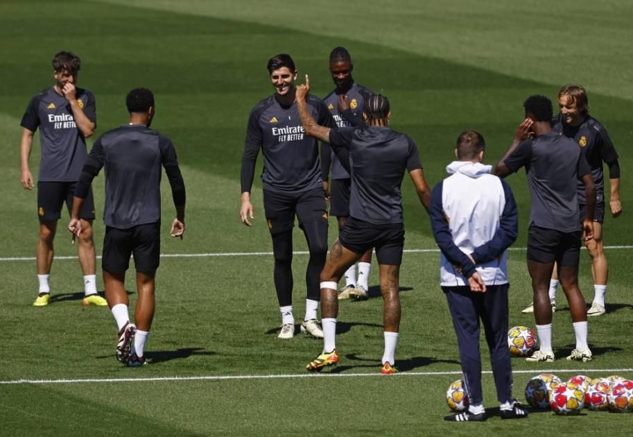 الريال يتسلم كأس «الليغا» في ملعب تدريب