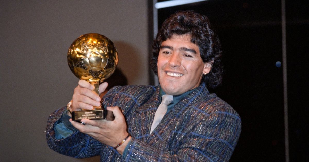 تباع بملايين الدولارات.. كرة مارادونا الذهبية تعرض في مزاد علني - موقع الخليج الان