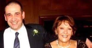 تفرغت لتربيته.. وفاة والدة الفنان كريم عبد العزيز