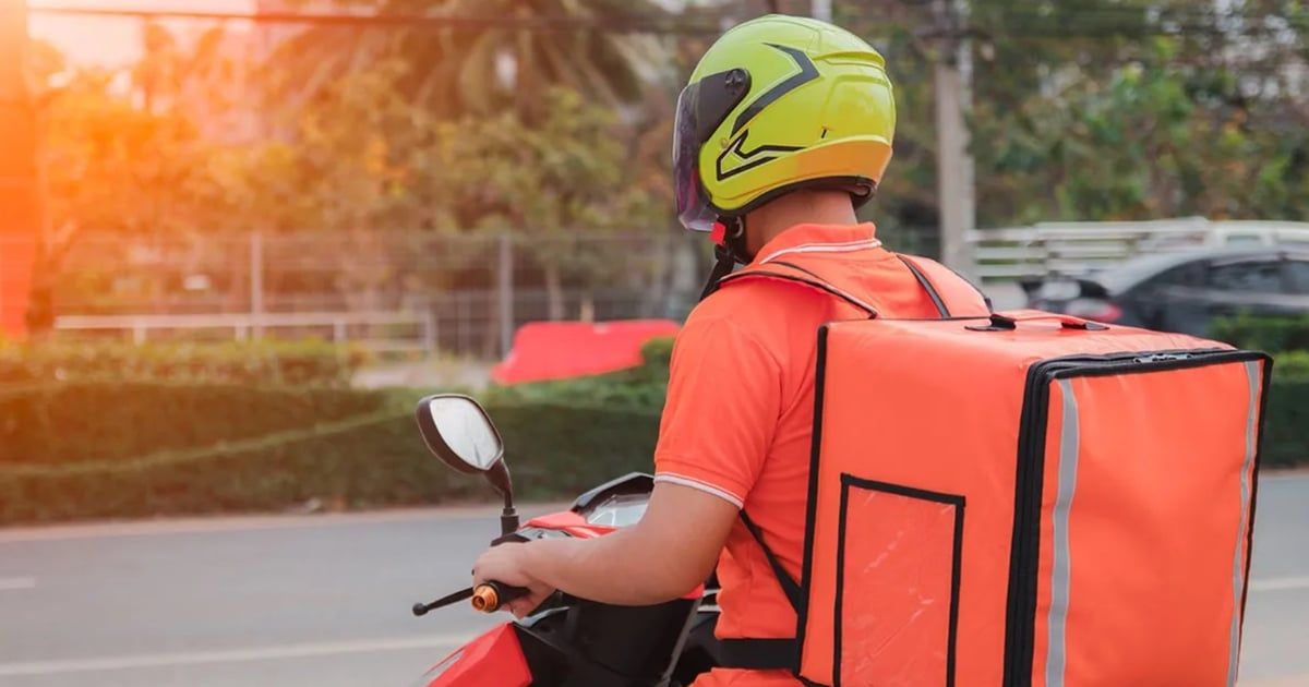 "رفس" مراهقَين عامل توصيل في الكويت يثير غضباً واسعاً (فيديو)