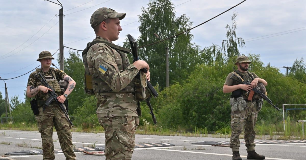 أوكراني يتنكر بزي امرأة للفرار من البلاد(فيديو)