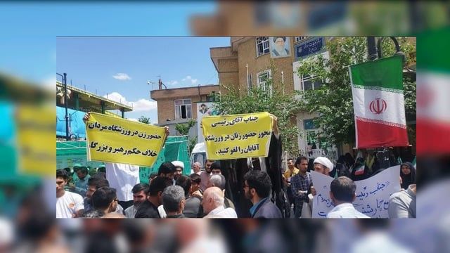 مع زيارة رئيسي إلى قم.. مطالبات بمنع دخول الإيرانيات للملاعب