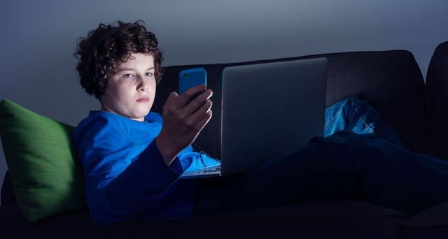 بريطانيا.. قانون جديد لحماية الشباب من مخاطر الإنترنت