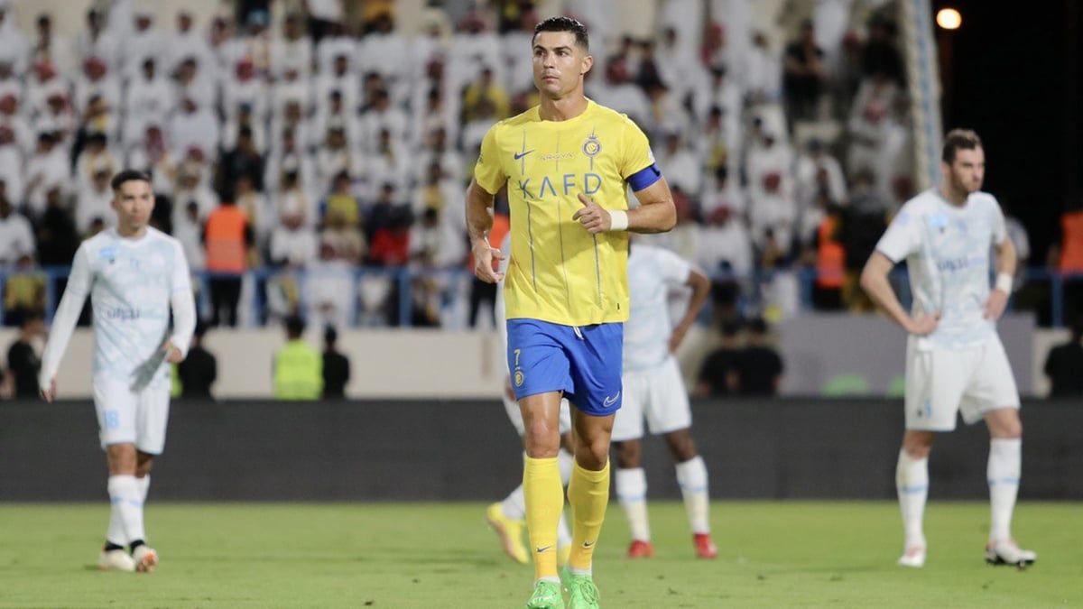 تهور شديد من رونالدو تجاه حكم النصر والأخدود (فيديو)