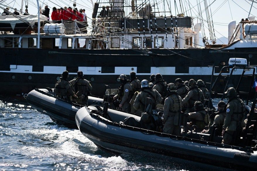 قوات النخبة الخاصة تحمي الشعلة الأولمبية لدى وصولها إلى فرنسا لحضور أولمبياد باريس 2024 – صور - موقع الخليج الان